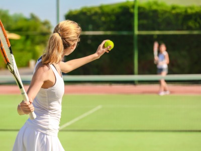 lady serving a tennis ball